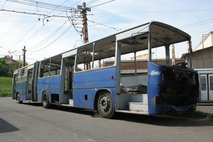 Vegyen villamost 1,5 millióért, buszt 300 ezerért! 16 Az IK 280-asok a csuklósak, a 260-asok a rövidebbek. Miután minden használhatót kibontottak belőle, ennek a példánynak 9900 kilogramm a hulladéksúlya