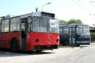 Hátul egy 260-as, elöl egy teljesen szétrohadt troli. Ez is új tulajdonosára vár