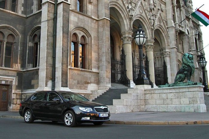 Teljesen átalakulhat a járműadóztatás 8 | Vezess Államtitkári Superb a Parlament VIII-as kapujánál