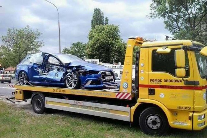 Villamos állította meg a gyorshajtó Audit