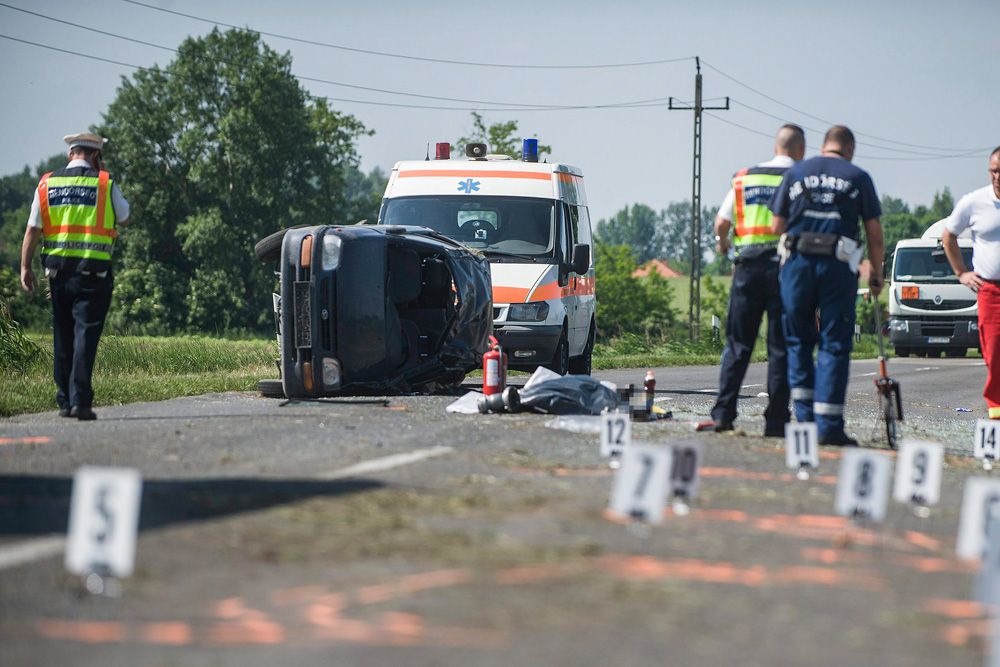 Két halott az oldalára borult autóban 5