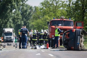 Két halott az oldalára borult autóban