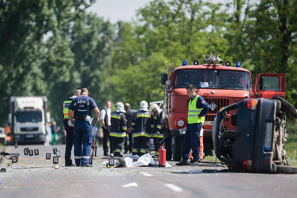 Két halott az oldalára borult autóban 6