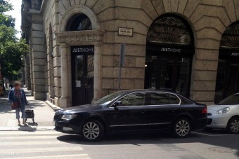 Schmitt Pál zebrára parkolt, de semmi gond, csak beszaladt a boltba