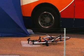 Járókelők emeltek le egy buszt a bringásról