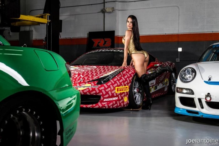 Forró az utastér, vetkőznek a hölgyek 26