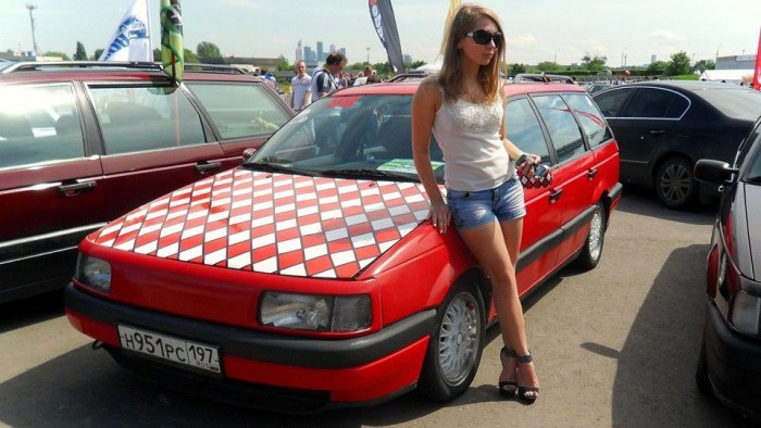 Forró az utastér, vetkőznek a hölgyek 16