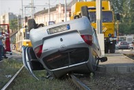 Tetőre vágtak egy autót a X. kerületben, a villamossínen 2