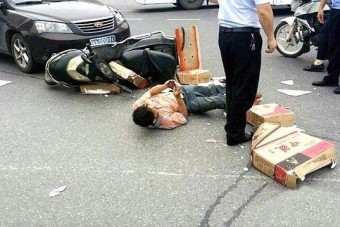 A nap fotója: elgázolták, tovább nyomkodta a telefonját