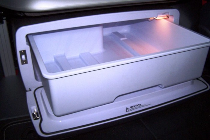 Kisebb hűtőt rejt a pihenőágy alatti traktus 