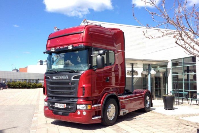 A Scania nyergesvontatókat már messziről meg lehet ismerni jellegzetes hűtőmaszkjukról 