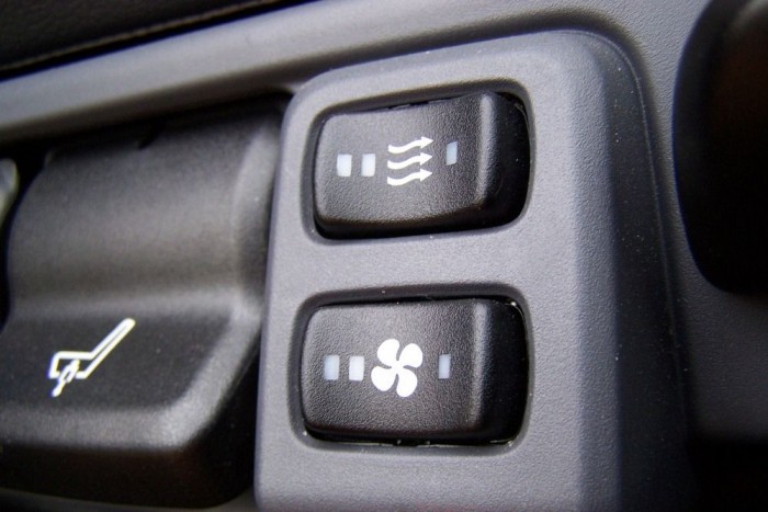 Fűthető és hűthető anyósülés 