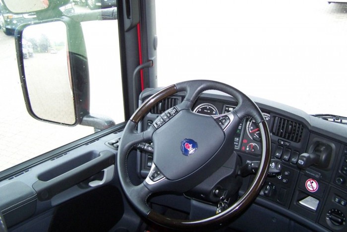 A kormánymű egy kis kapcsoló segítségével állítható 