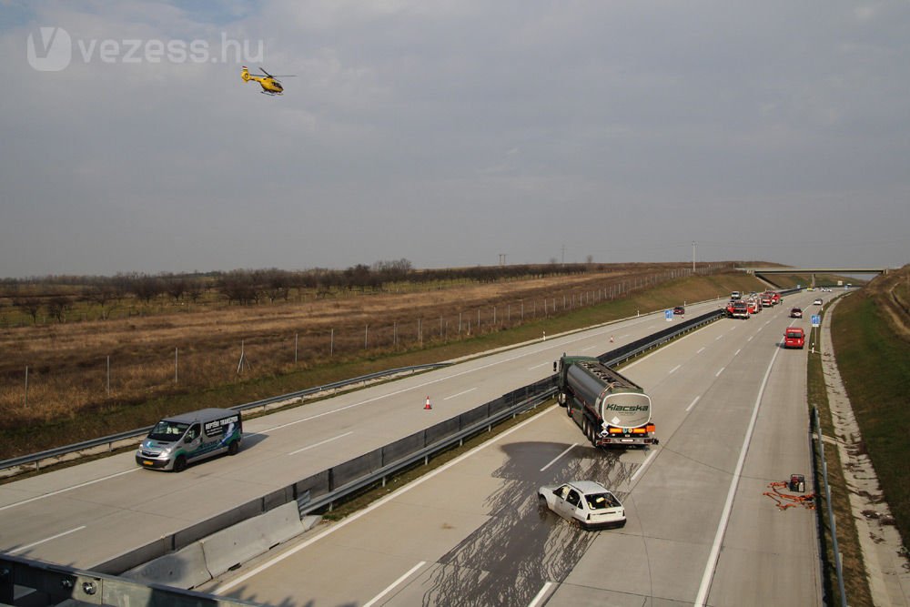 Megérkezett a mentőhelikopter is