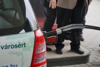 A CNG kút hivatalosan nem önkiszolgáló, mindig szakembernek kell a töltőnyílásra illesztenie a dupla csövet