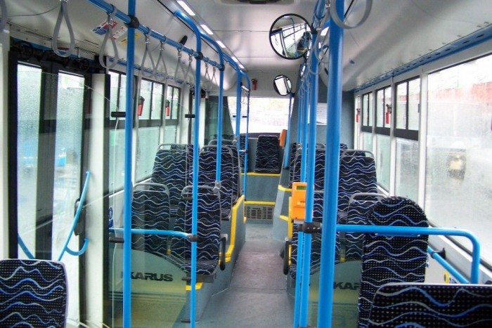 Az új Ikarus V127-es tágas és világos utastere. Remélhetőleg a budapesti utazóközönség sokáig megmarad megőrzi ilyen állapotban a járművet 