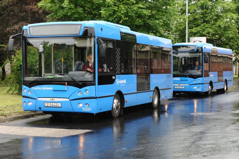 Ezeknek a buszoknak jól áll a bilikék szín