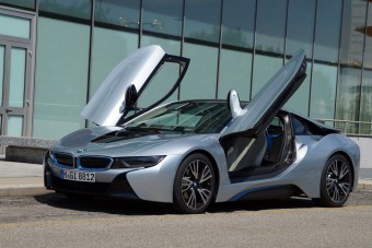 Kőkemény hibrid sportkupé a BMW-től