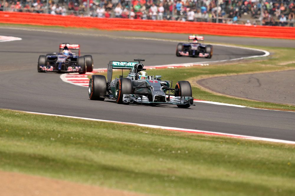 F1: Hamiltonnak csak a győzelem jó Silverstone-ban 12