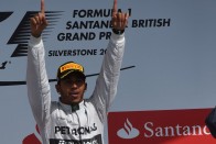 F1: Hamiltonnak csak a győzelem jó Silverstone-ban 48