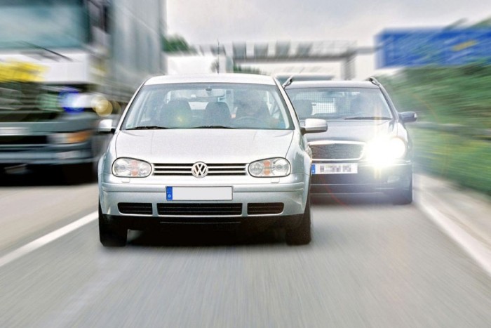 Uniós eljárás indul a német autópályadíj miatt 6 | Vezess Idegesítőek a tükörbe véletlenül sem pillató autós társak, de ilyet sose tegyünk! A biztonságos követési távolság a két másodperc alatt megtett útszakasszal egyenlő