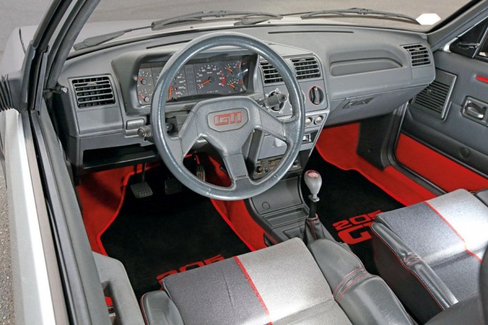 Összehasonlító teszt: Peugeot 205 GTi és Peugeot 208 GTi 5 A korai évek vörös díszei pokolian jól állnak a 205-ösnek. Vékony kormánykerék, mögötte valóságos műszererdő
