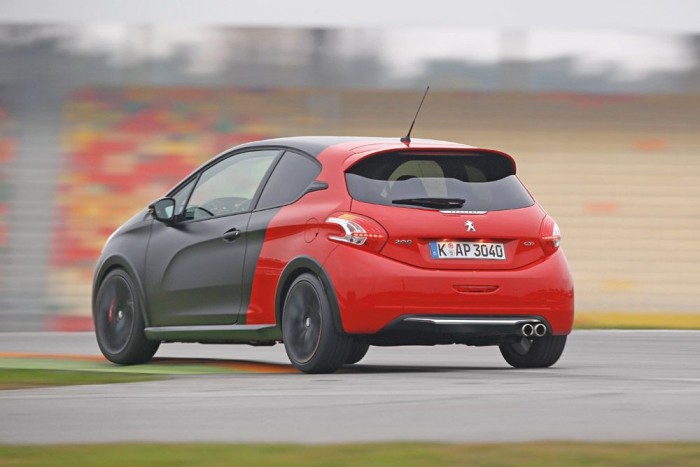 Összehasonlító teszt: Peugeot 205 GTi és Peugeot 208 GTi 4 Az eleganciához nem sok köze van a kéttónusú színezésnek. A vörös mellett fehér hátsó résszel is rendelhető