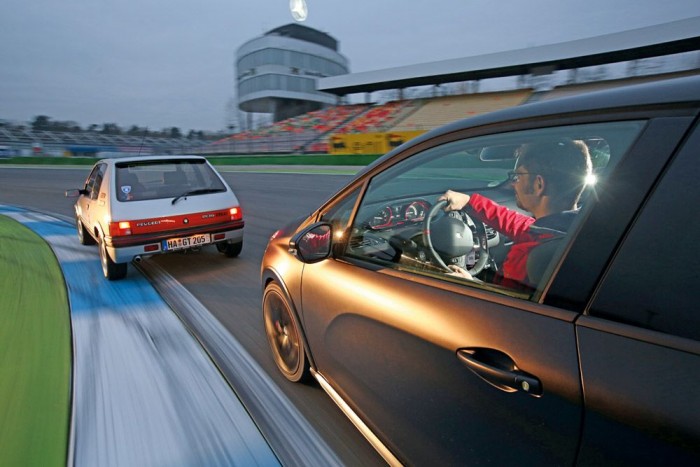 Összehasonlító teszt: Peugeot 205 GTi és Peugeot 208 GTi 2 A 205 GTi és a 208 GTi 30th (a 30. évfordulóra épített különkiadás) Hockenheimben mutathatta meg, mire képes