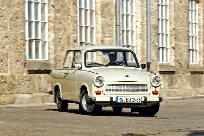 A szocialista autógyártás remekei mai szemmel 4 A Duroplast nem rozsdásodik ugyan, de a Trabant így is elég támadási felületet kínál a barna pestis számára. Az acélváz, de különösen a keretek gyakran érintettek, a szorgos keletnémet munkások minden igyekezete ellenére. Az egyszerű technika problémamentes