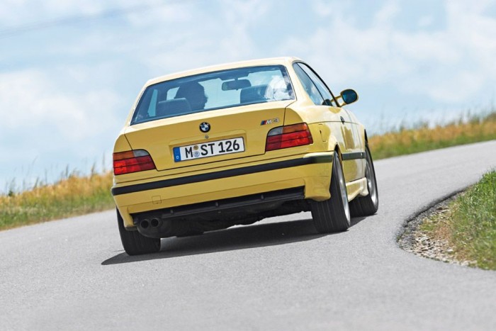 A BMW, amely veri a Ferrarit 2 Az E36-os M3-as sokkal több annál, mint egy nagyteljesítményű autó relatíve kevés pénzért. A megfizethetőség mellett az M3-as kifinomult, hosszú életű technikát, és ha nem is a végletekig kihegyezett, de azért sportos és élménydús futóművet kínál. A képekre kattintva galéria nyílik!