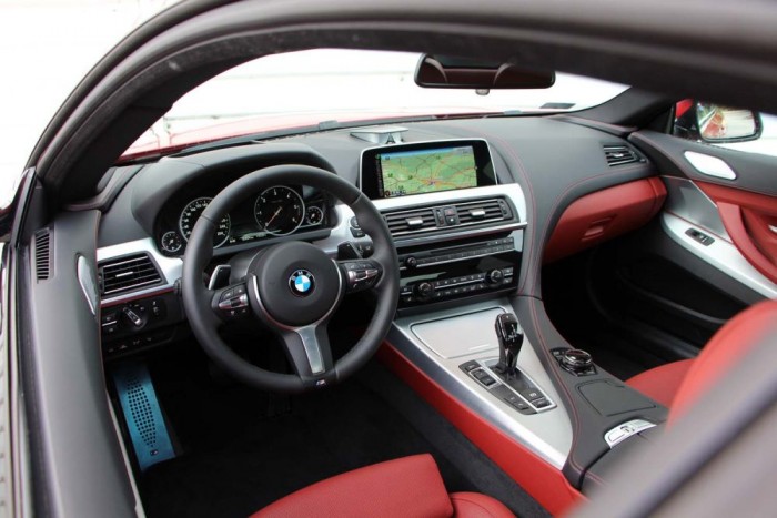 Nincs jobb jelző a tökéletesnél. A kezelőszervek azonnal kézre állnak, a kabin még mindig a vezetőre fókuszál, a vörös varrású bőr a szálcsiszolt alumíniummal szinte már ördögi kényeztetés. 