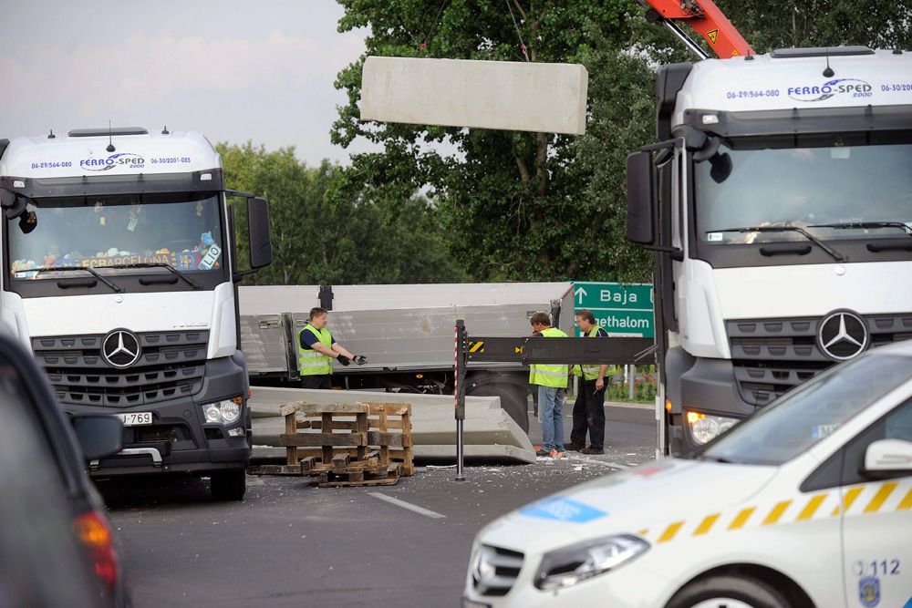 A nap képe – betonelemeket szállító kamion karambolozott 1