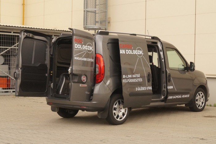 Jól hozzáférhető, hátulról targoncával is rakodható a Dobló