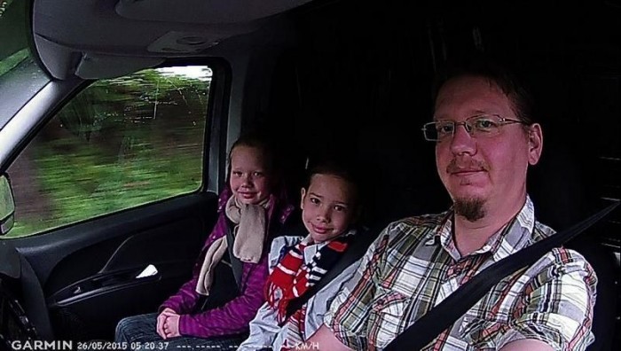 Két kislányommal kényelmesen elférünk, de gyerekülés vagy ülésmagasító szóba se jöhet, nem fér el széltében a kettő az övcsatok között