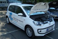 A VW eco up!  kis méretei ellenére elöl rendkívül kényelmes, emellett a hátsó üléseken ülőknek sem kell nyomorogni