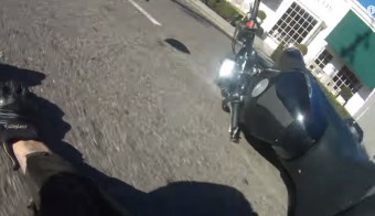 Beszólt a motoros a telefonáló autósnak, bosszúból elgázolták