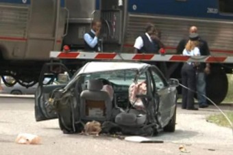 Kettévágta a vonat az autót, túlélték az utasok