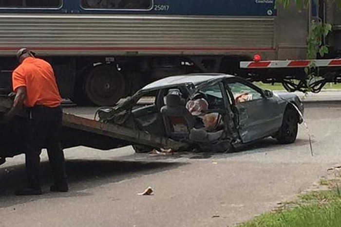 Kettévágta a vonat az autót, túlélték az utasok 3
