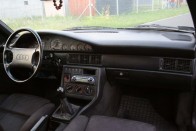 1988 elején szépült meg az Audi 100 műszerfala, amikor a BMW bevezette az E34-es 5-öst. A szellőzést hét légrostély javítja, de a tetőablak jól jön