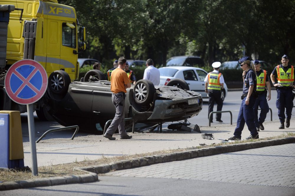 A nap képe – felborult egy autó Budapesten 4