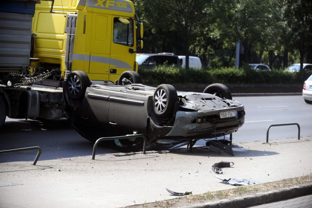 A nap képe – felborult egy autó Budapesten 5