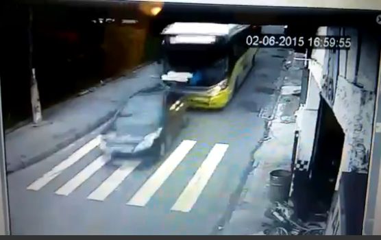 Elromlott a fék, pusztított a busz