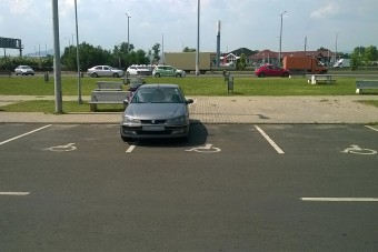 Szőke hölgy szállítja a nap parkolását - M3-as pihenő