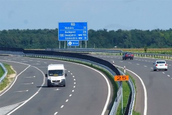 Életveszélyes manővert mutatott be egy kisteher az M60-ason