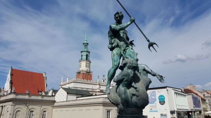 A durván 600 000 lakossal rendelkező Poznań történelmi negyedi lenyűgöző, de a autóval közlekedni a városban felér egy érvágással. Ötszáz méterenként kilométeres dugókban araszolnak az autósok, Budapest ehhez képest gyorsforgalmi.