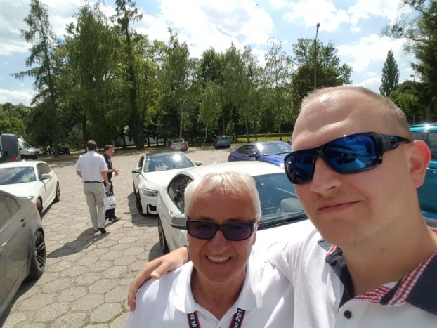 Herbert Grünsteidl 27 éve dolgozik együtt a BMW-vel, és annyira laza, hogy simán belefért egy szelfi.