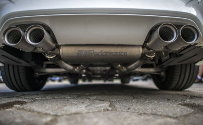 Az M4 alatt az opcionálisan rendelhető, nemrég bevezetett MPerformance kipufogórendszer szolgáltatta a muzsikát, ami 8 kilóval könnyebb, mint az alap rendszer, és brutálisabban szól.