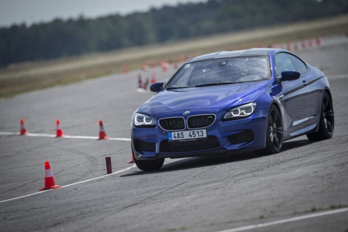 Akinek nem lenne elég az 560 lóerő 680 Nm párosítás, annak most jó hírünk van: júliustól elérhető lesz az M6-hoz az úgynevezett Competetion Package, ami 600 lóerőre és 700 Nm-re kerekíti a számokat. Szép...