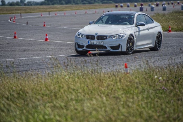 Sokan visszasírják a V8-as blokkot, de én azt mondom nem kell. Ez a duplaturbós hathengeres van olyan jó mint az előd, és hangügyileg sem kell szégyenkeznie.