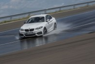 Az M235i Coupé 5 másodperc alatt éri el a 100 km/órát, végsebessége pedig 250 km/óránál van szabályozva. A mezőny legstabilabb járgánya volt, köszönhetően az xDrive hajtásnak.